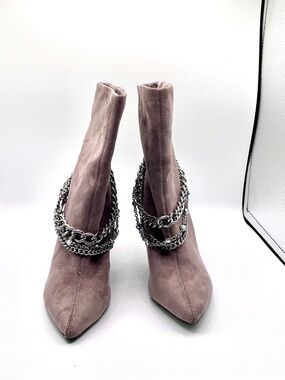 Guess Dasilda Gray Suede ankle bootie with chains, size 7M